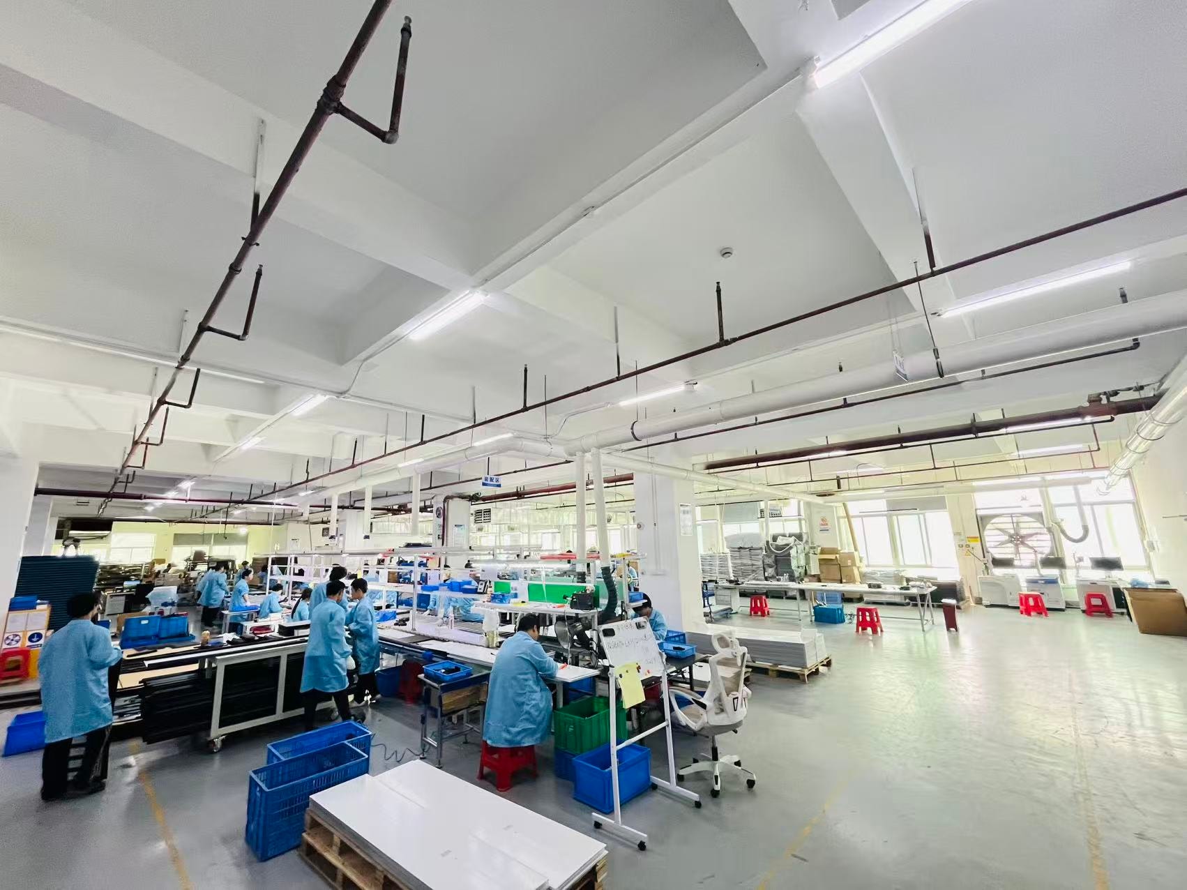 Planta de producción amplia con múltiples líneas