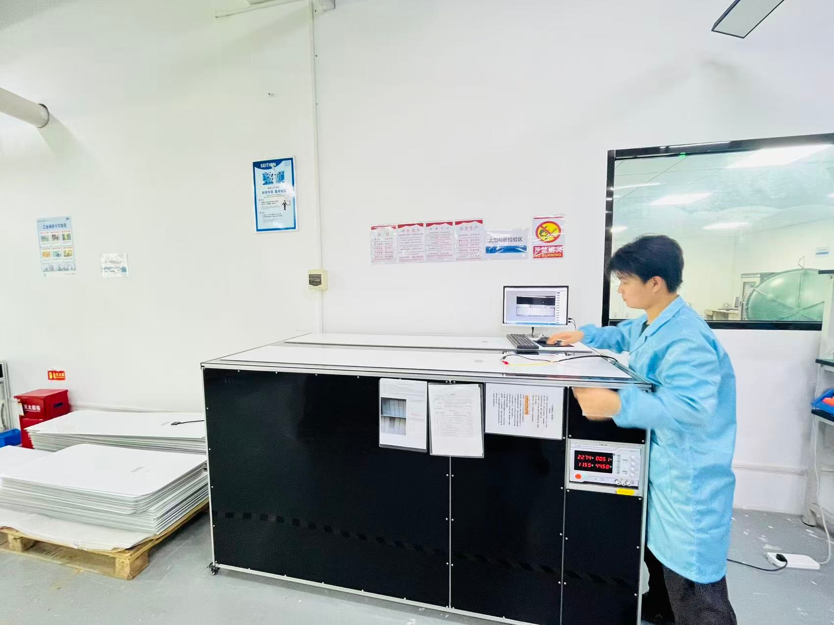 Técnico realizando pruebas de panel solar