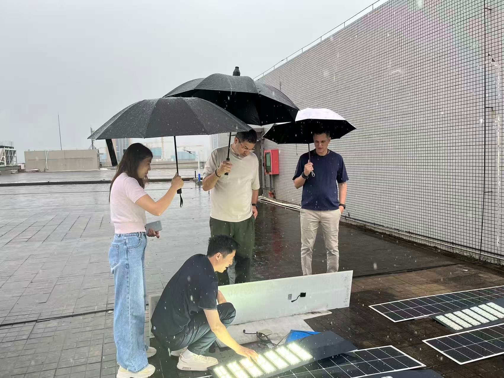 Prueba en azotea bajo la lluvia