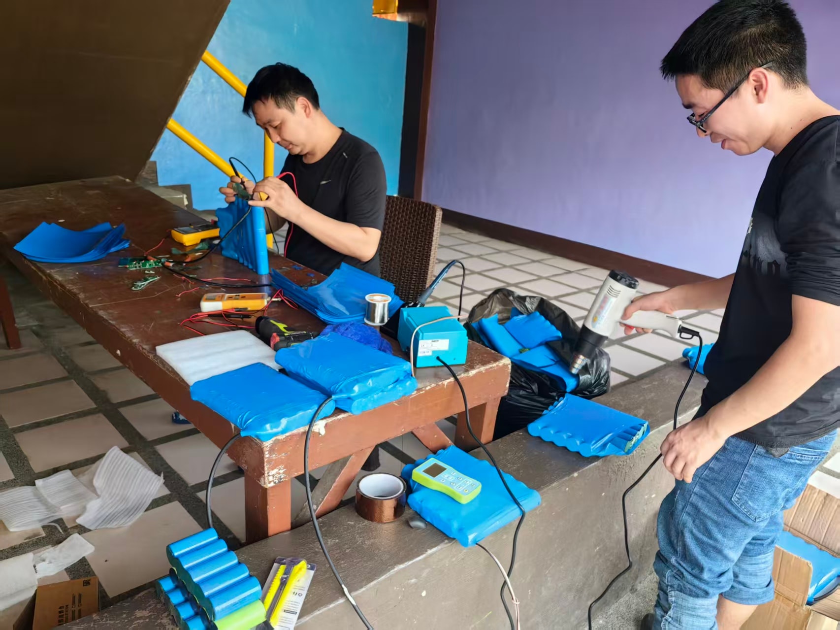 Equipo Guohui reconstruyendo baterías en destino