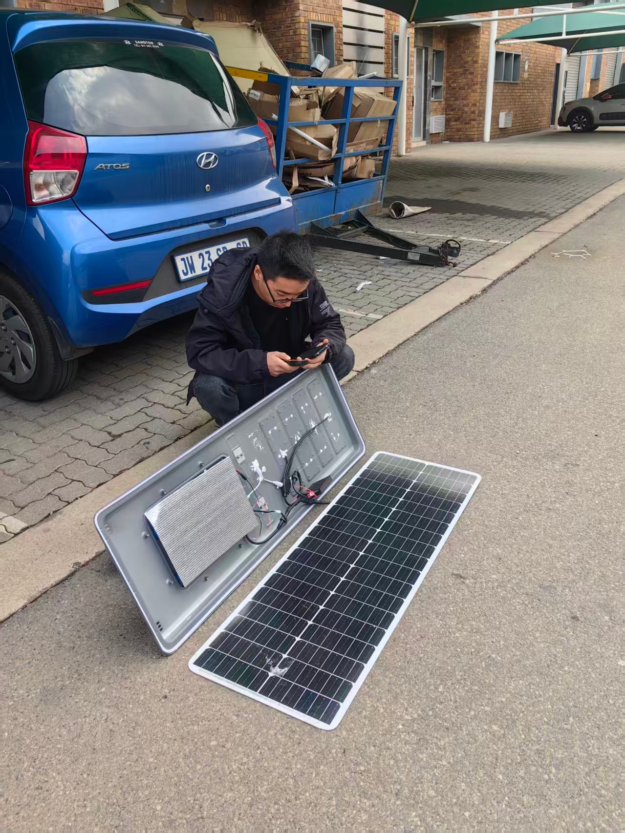 Reparación de luminaria solar en calle