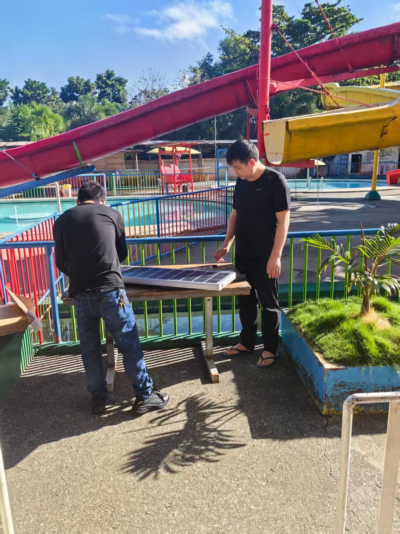 Verificación de panel en parque acuático