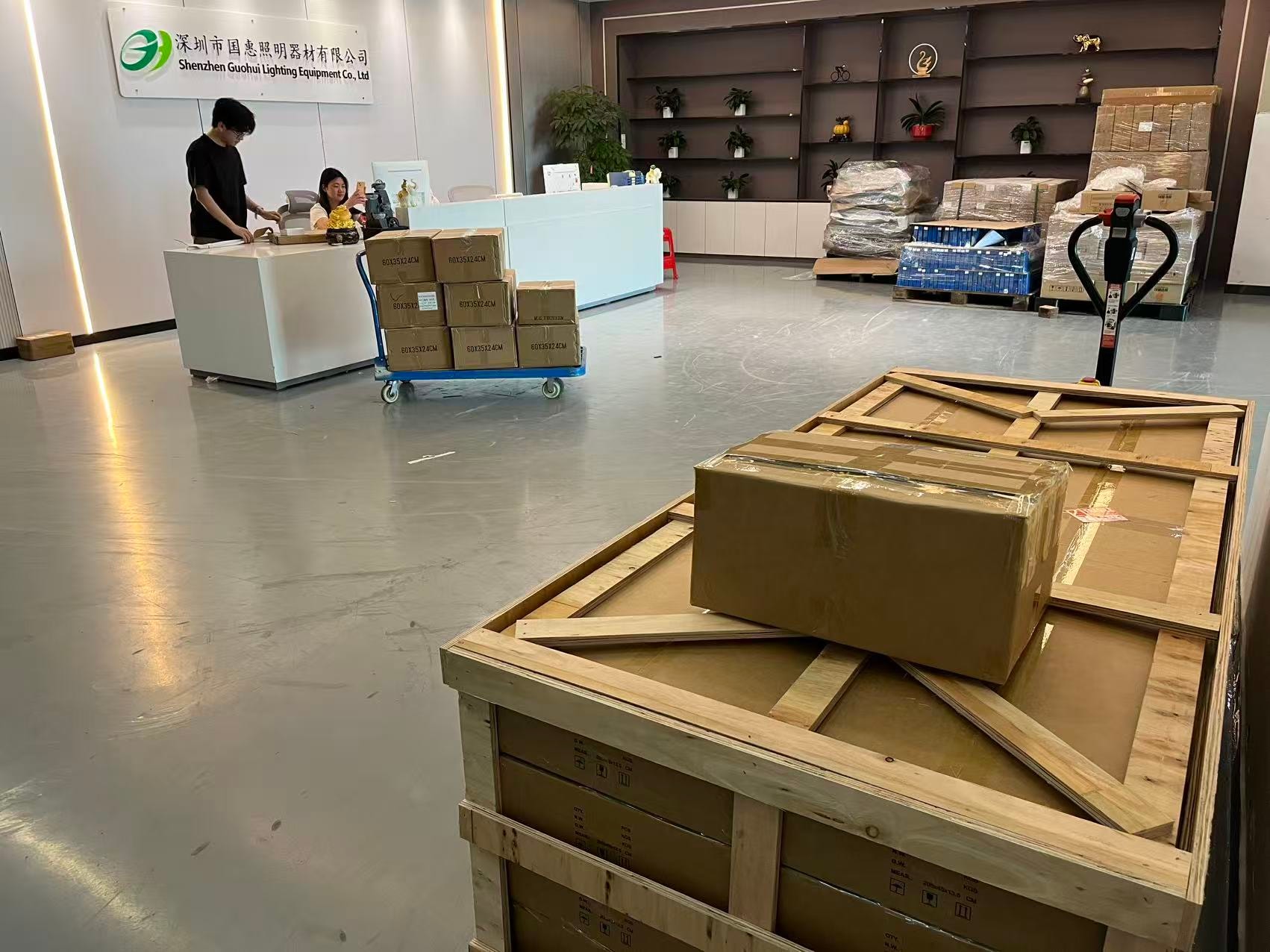 Equipo preparando pedido en oficina Guohui