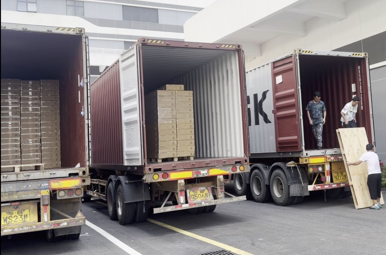 Carga de cajas al contenedor — julio 2026