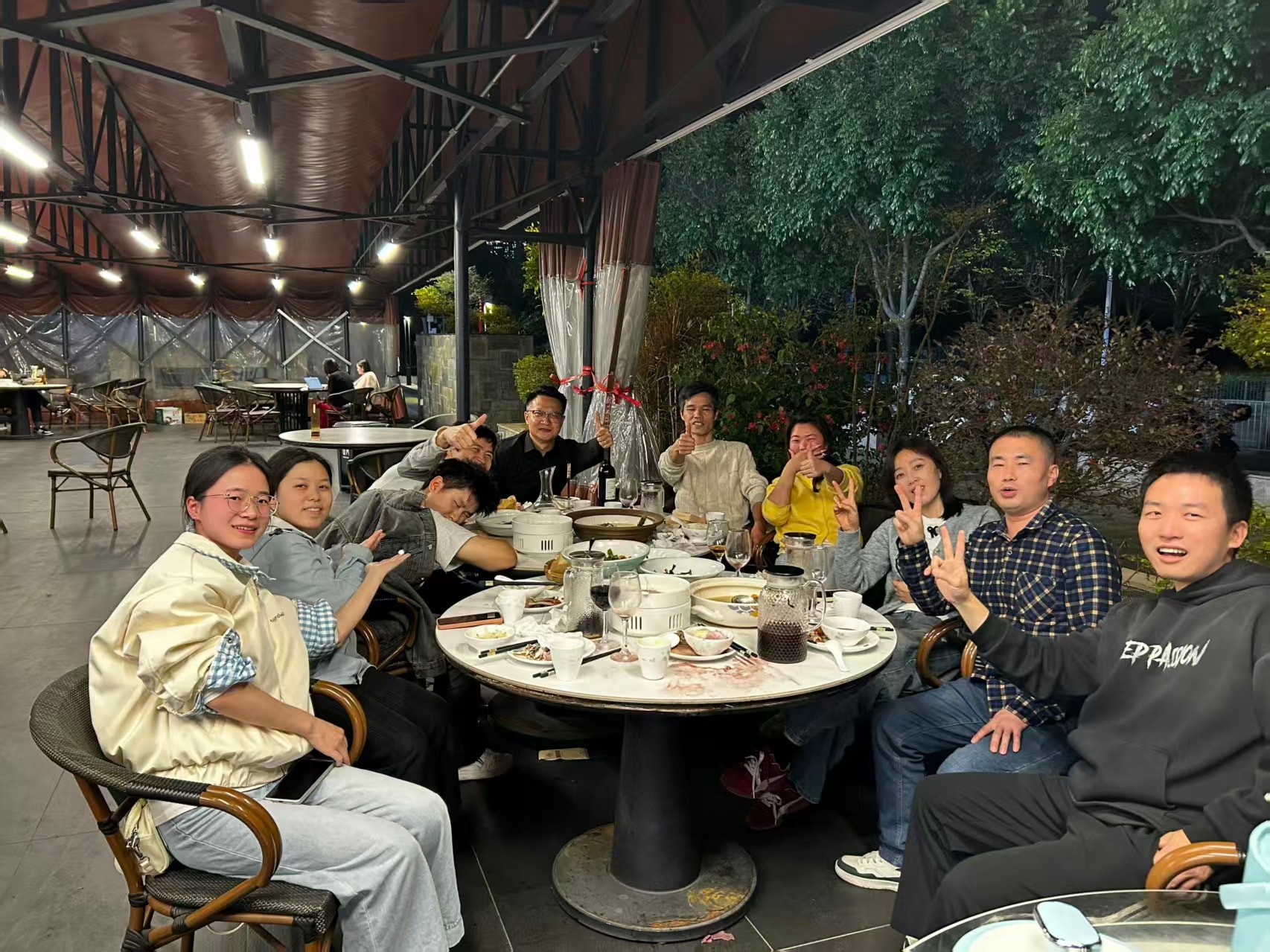 Cena al aire libre con el equipo
