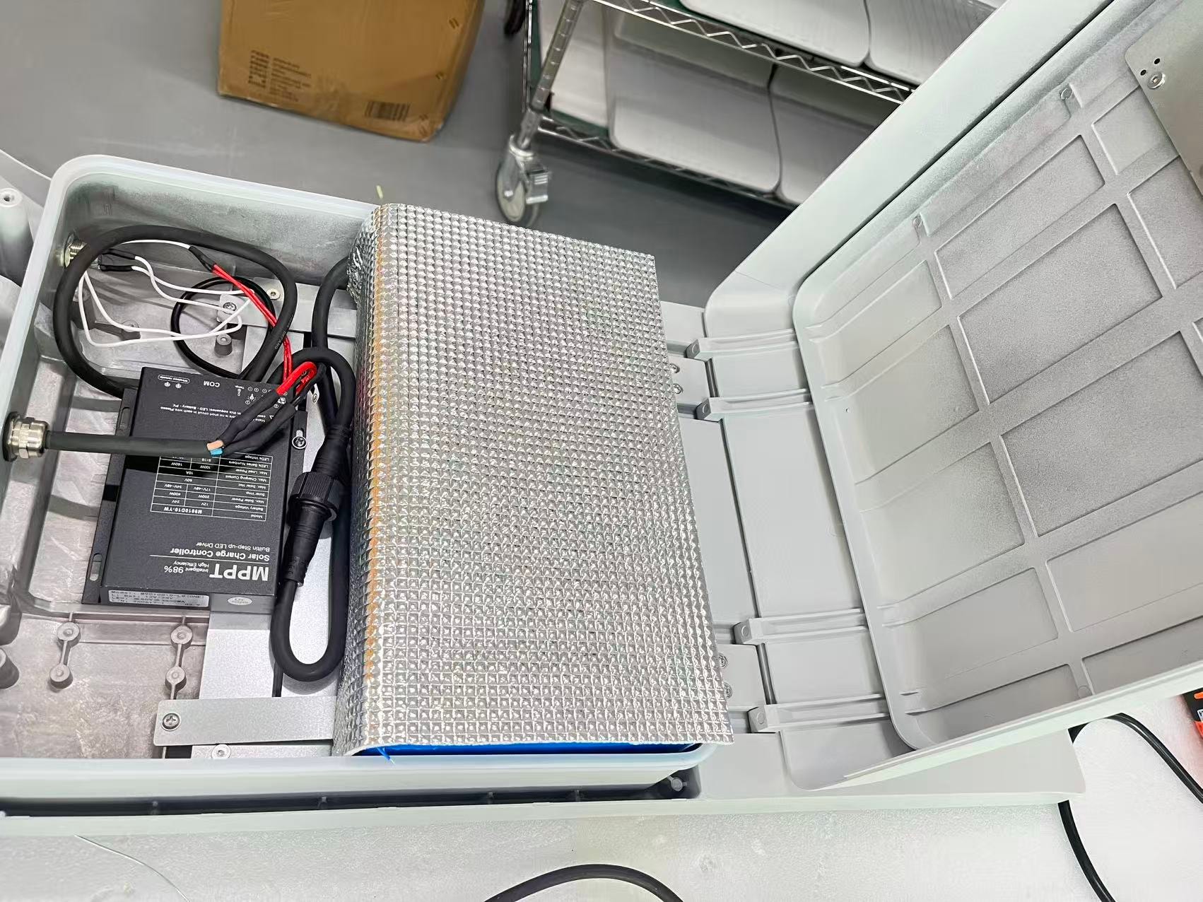 Interior de caja de equipos eléctricos — protección IP