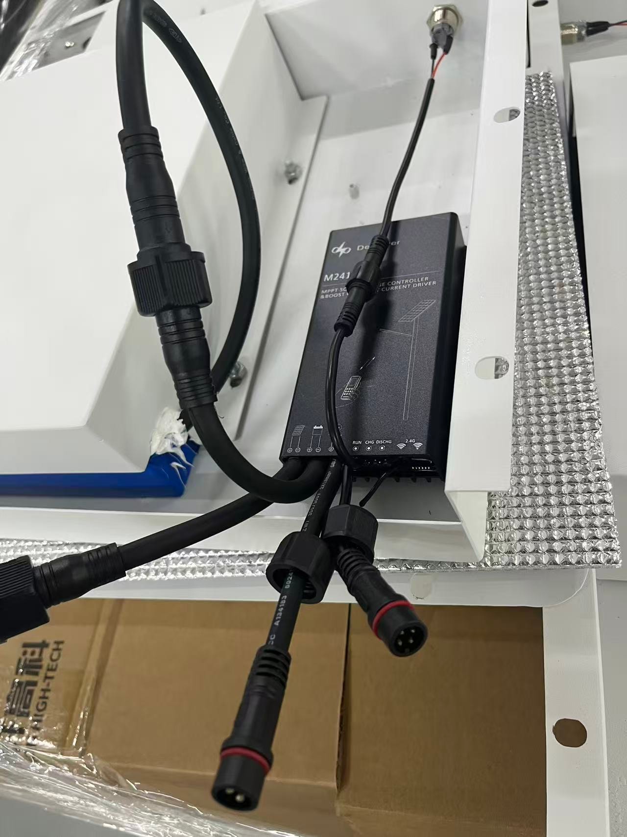 Controlador LED con cableado conectado — detalle de electrónica
