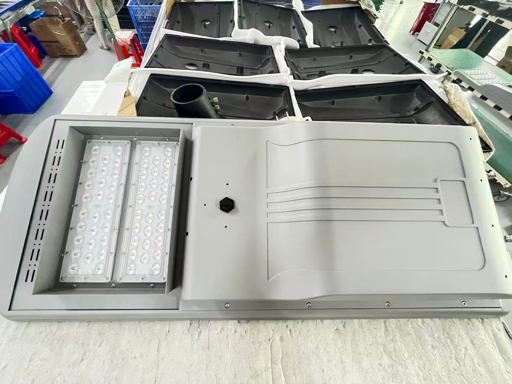 Interior de luminaria solar — módulo LED y carcasa