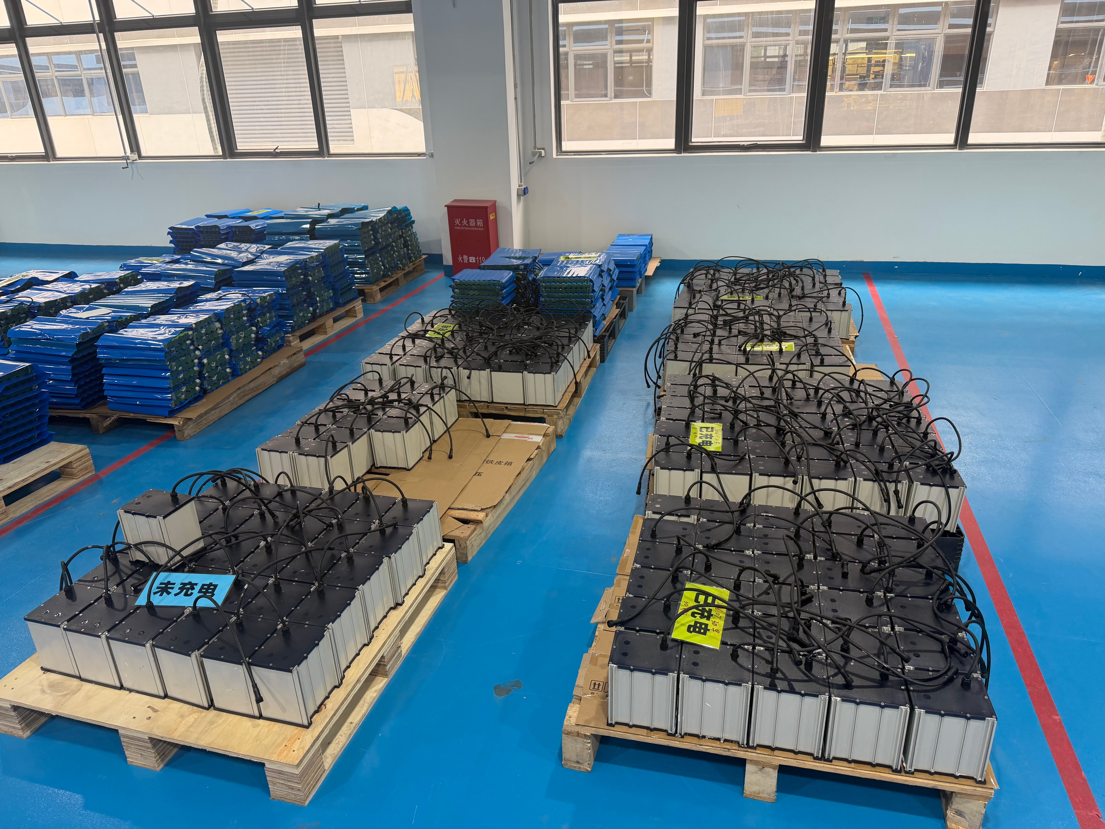 Módulos de batería en almacén — gestión de inventario