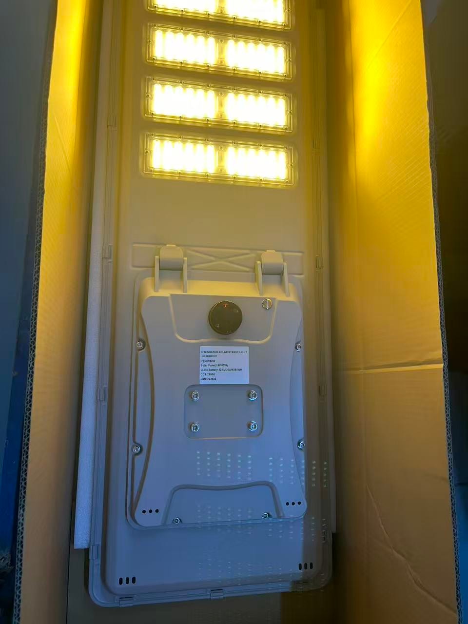 Luminaria solar GH-LKD — instalación en poste