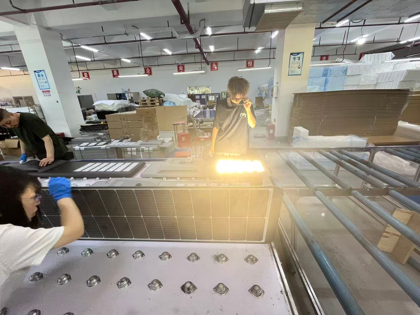 Línea de ensamblaje de luminarias solares en fábrica