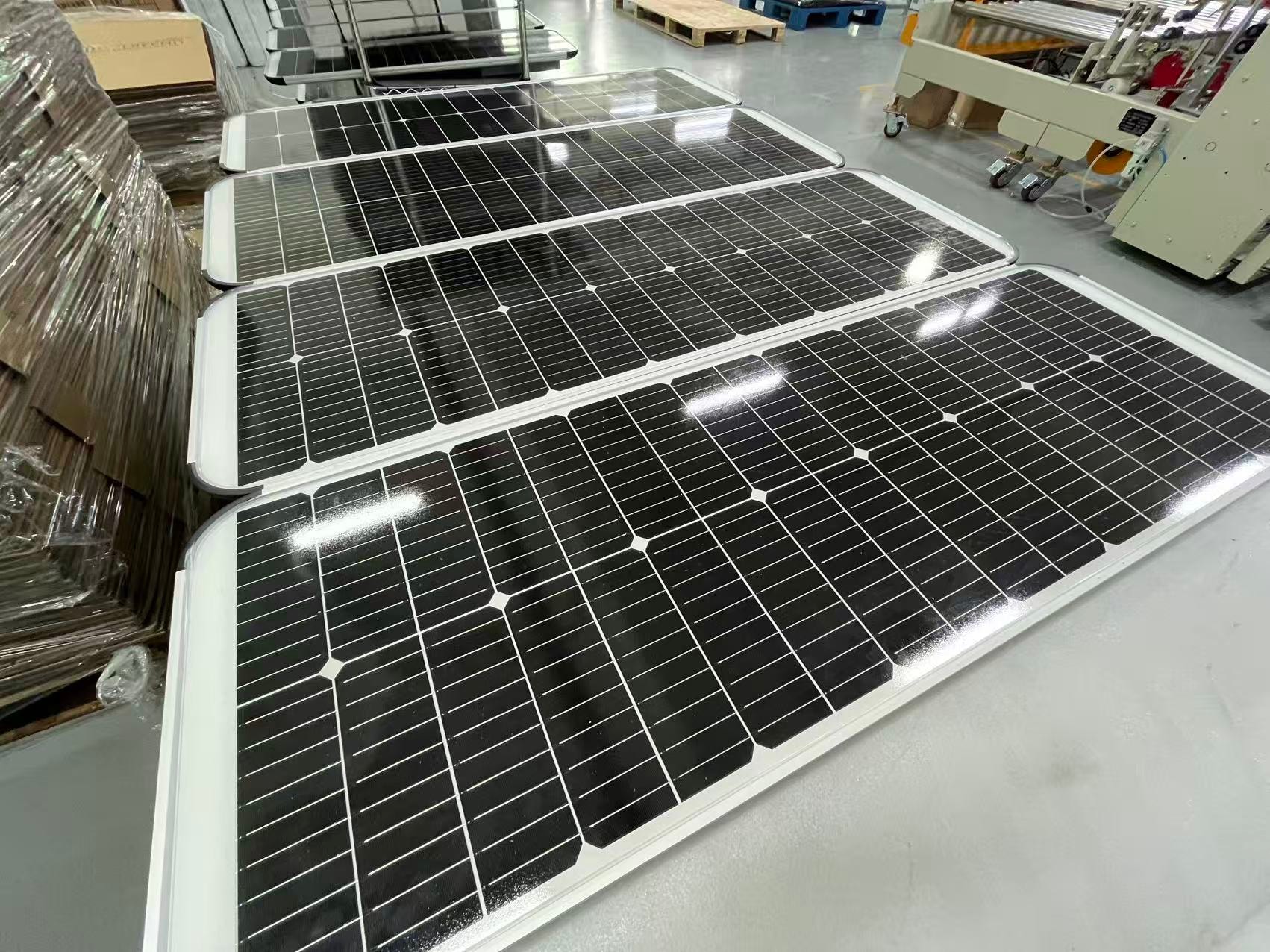 Paneles solares en almacén de manufactura