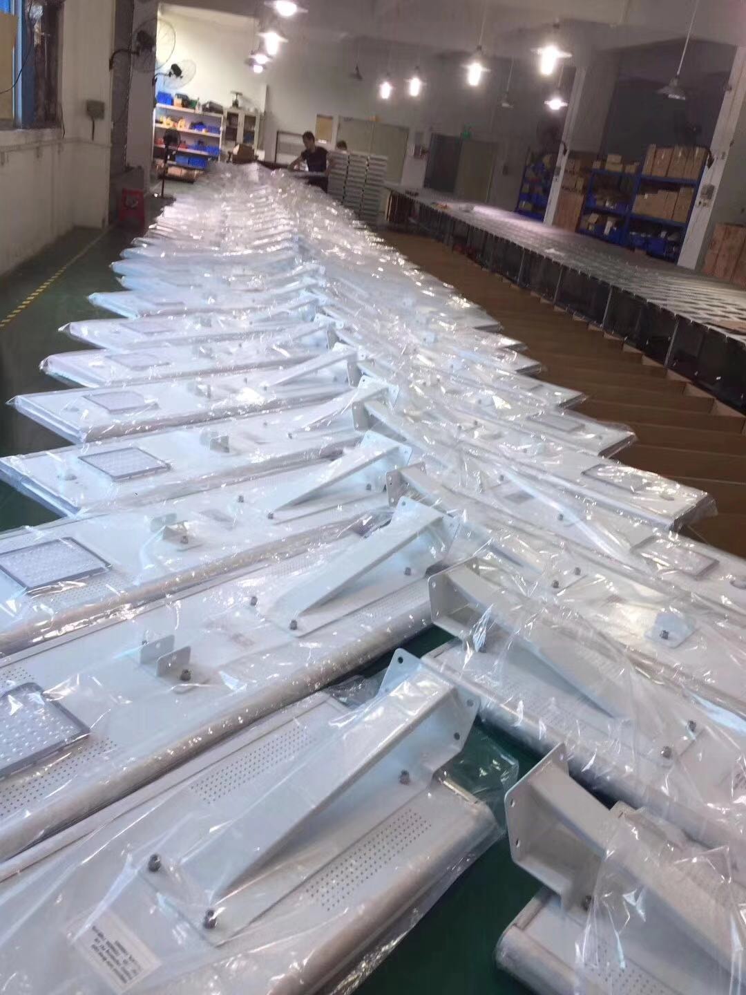 Línea de producción Guohui Lighting — fabricación de luminarias solares