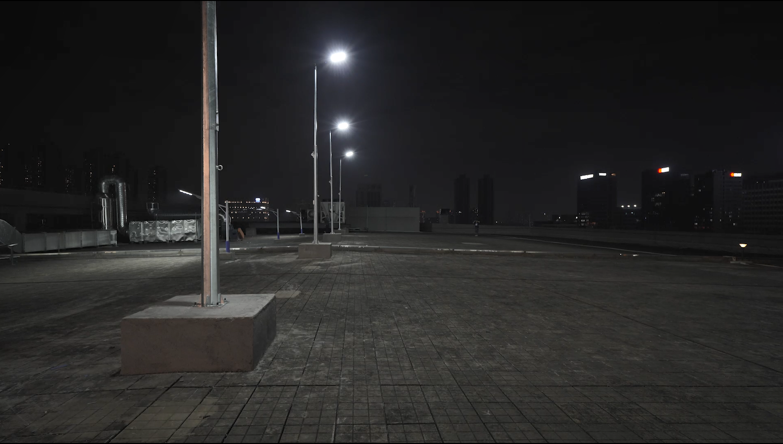 Carretera iluminada por luminarias solares Guohui — el viaje continúa