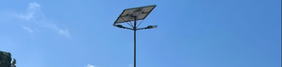 Farola solar en cielo azul
